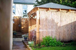 Stunning 3-bed Cottage, Hot Tub, Wi-fi, Parking