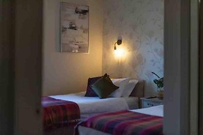 Stunning 3-bed Cottage, Hot Tub, Wi-fi, Parking