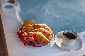 Stunning 3-bed Cottage, Hot Tub, Wi-fi, Parking