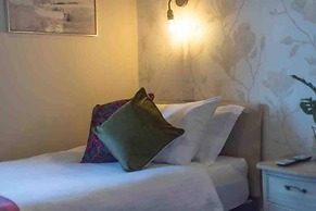 Stunning 3-bed Cottage, Hot Tub, Wi-fi, Parking