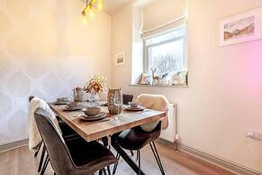 Stunning 3-bed Cottage, Hot Tub, Wi-fi, Parking