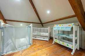 Stunning 3-bed Cottage, Hot Tub, Wi-fi, Parking