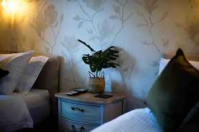 Stunning 3-bed Cottage, Hot Tub, Wi-fi, Parking