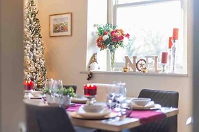 Stunning 3-bed Cottage, Hot Tub, Wi-fi, Parking