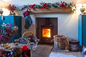 Stunning 3-bed Cottage, Hot Tub, Wi-fi, Parking