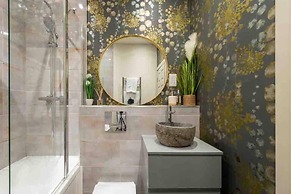 Stunning 3-bed Cottage, Hot Tub, Wi-fi, Parking