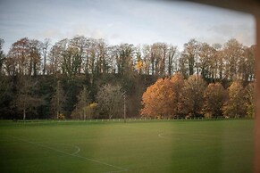 Stunning 3-bed Cottage, Hot Tub, Wi-fi, Parking