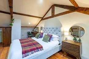 Stunning 3-bed Cottage, Hot Tub, Wi-fi, Parking