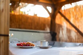 Stunning 3-bed Cottage, Hot Tub, Wi-fi, Parking