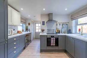 Stunning 3-bed Cottage, Hot Tub, Wi-fi, Parking