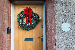 Stunning 3-bed Cottage, Hot Tub, Wi-fi, Parking