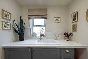 Stunning 3-bed Cottage, Hot Tub, Wi-fi, Parking