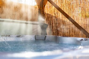 Stunning 3-bed Cottage, Hot Tub, Wi-fi, Parking