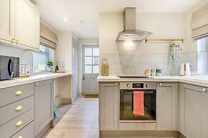 Stunning 3-bed Cottage, Hot Tub, Wi-fi, Parking