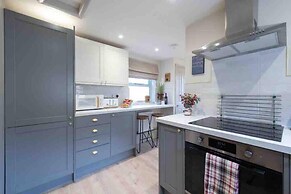 Stunning 3-bed Cottage, Hot Tub, Wi-fi, Parking