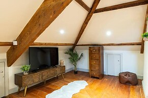 Stunning 3-bed Cottage, Hot Tub, Wi-fi, Parking