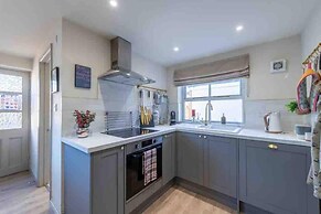 Stunning 3-bed Cottage, Hot Tub, Wi-fi, Parking