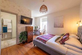 Stunning 3-bed Cottage, Hot Tub, Wi-fi, Parking