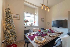 Stunning 3-bed Cottage, Hot Tub, Wi-fi, Parking