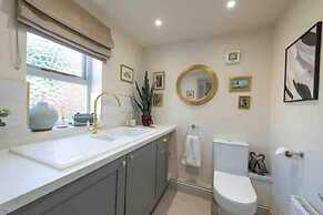 Stunning 3-bed Cottage, Hot Tub, Wi-fi, Parking