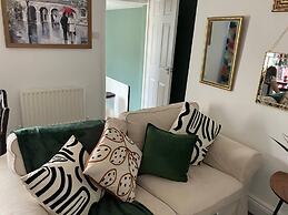Rose Cottage - 5 Person, City Centre With Parking
