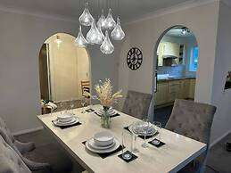 Beautiful 3-bed Apartment in Swansea