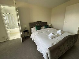 Beautiful 3-bed Apartment in Swansea