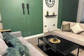 House - Sleeps 5 - Garden - Parking