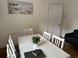 Immaculate 4-bed House in Enfield Near Enfield loc