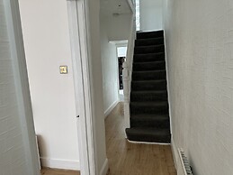 Immaculate 4-bed House in Enfield Near Enfield loc