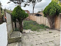 Immaculate 4-bed House in Enfield Near Enfield loc