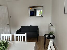 Immaculate 4-bed House in Enfield Near Enfield loc