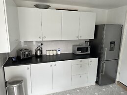 Immaculate 4-bed House in Enfield Near Enfield loc