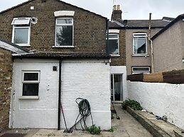 Immaculate 4-bed House in Enfield Near Enfield loc