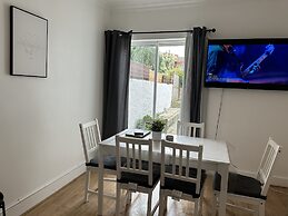 Immaculate 4-bed House in Enfield Near Enfield loc