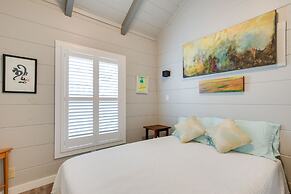 Chic Flat Rock Tiny Home: Pool Access!