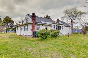 Country Getaway in Kinsale: Sunroom, Pond Access!