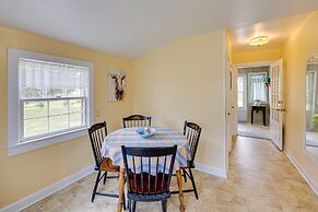 Country Getaway in Kinsale: Sunroom, Pond Access!