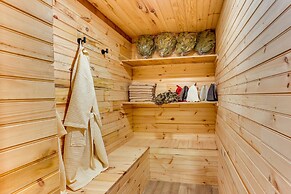 Canadensis Vacation Rental w/ Hot Tub & Sauna