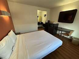 Studio 6 Suites - Riverside, Ca