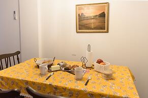 Cosy Local Artist's Flat, Central Location, Fully Equipped