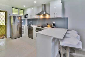 Poinciana Lodges -Ocean Views