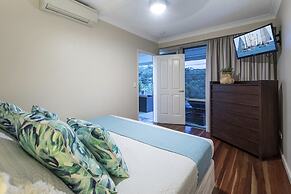 Poinciana Lodges -Ocean Views