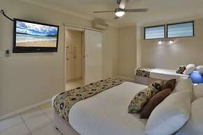 Poinciana Lodges -Ocean Views