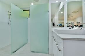 Poinciana Lodges -Ocean Views