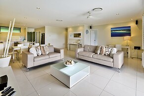 Poinciana Lodges -Ocean Views