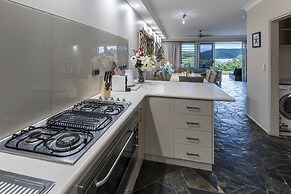 Poinciana Lodges -Ocean Views