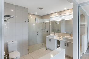 Poinciana Lodges -Ocean Views