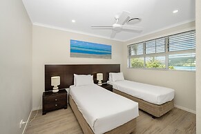 Poinciana Lodges -Ocean Views