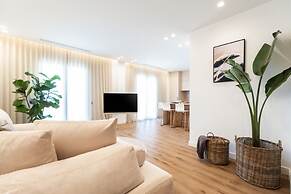 2-bd Luxury Apt Sea View Balcony Near the Beach